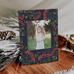 Winter Bouquet | Vakantieknopkaart Feestdagenkaart<br><div class="desc">Elegante vakantiefotokaart met een favoriete foto omgeven door een rand van weelderig groen botanisch gebladerte en kleine rode waterverf bloesems op een rijke marineblauwe achtergrond. Uw aangepaste vakantiegroet en familienaam of -namen worden in chique witte letters onder uw foto weergegeven.</div>