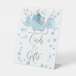 Winter Boy Woodland Beer Sleigh Kaarten and Gifts Reclamebord Met Voetstuk
