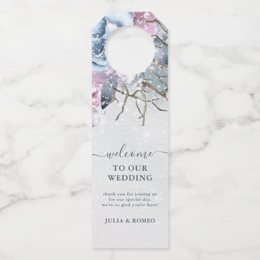 Winter Bruiloft Bloemen Sneeuw Stoffig Blauw Flessenhanger (Voorkant)