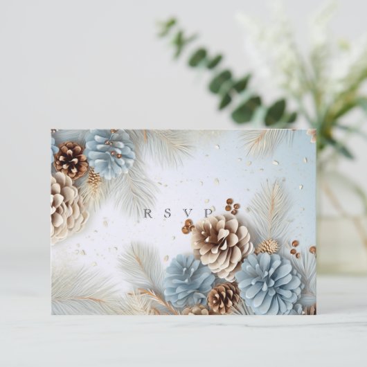 Winter bruiloft dennen kegels blauw bruin wit RSVP (Staand voorkant)