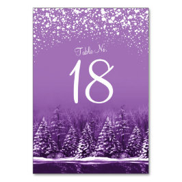 Winter bruiloft paarse dennenbomen tafelnummers