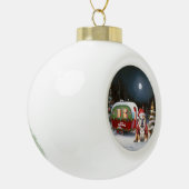Winter Bulldog Caravan Kerstavontuur Keramische Bal Ornament (Links)