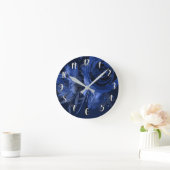 Winter Chic Bold Floral Blue Rozen Elegant Chic Ronde Klok (Huis)