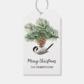 Winter Chickadee op Pinecone Merry Kerstmis Cadeaulabel (Voorkant)