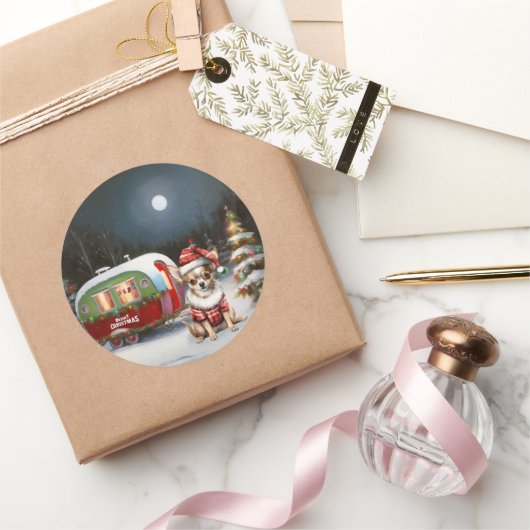 Winter Chihuahua Caravan Kerstavontuur Ronde Sticker (Geschenken)