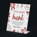 Winter Christmas Tiny Baby Hunt Baby shower spel Reclamebord Met Voetstuk<br><div class="desc">Winter Christmas Tiny Baby Hunt Baby shower spel</div>