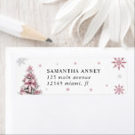 Winter Christmas Tree Pink Bow Retouradres Etiket<br><div class="desc">Voeg een feestelijk tintje toe aan uw vakantiemail met het Winter Christmas Tree Pink Bow Return-adreslabel. Met een charmant ontwerp met elegante kerstbomen, delicate sneeuwvlokken en een zoete roze strik, is dit label perfect voor het toevoegen van een seizoensgebonden en vrouwelijke flair aan uw enveloppen. Ideaal voor een baby shower-...</div>