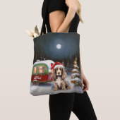 Winter Cocker Spaniel Caravan Kerstavontuur Tote Bag (Dichtbij)