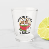 Winter Cocoa Bliss - Schattigee hond in Mok Design Shot Glas (Voorkant)