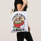 Winter Cocoa Bliss - Schattigee hond in Mok Design Tote Bag (Dichtbij)