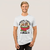 Winter Cocoa Bliss - Schattigee hond in Mok Design Tri-Blend Shirt (Voorkant volledig)