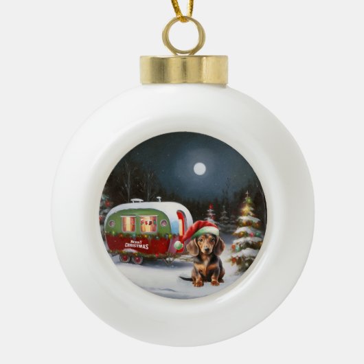 Winter Dachshund Caravan Kerstavontuur Keramische Bal Ornament (Voorkant)