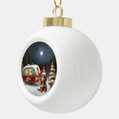 Winter Dachshund Caravan Kerstavontuur Keramische Bal Ornament (Rechts)