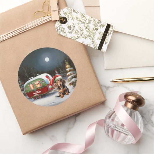 Winter Dachshund Caravan Kerstavontuur Ronde Sticker (Geschenken)