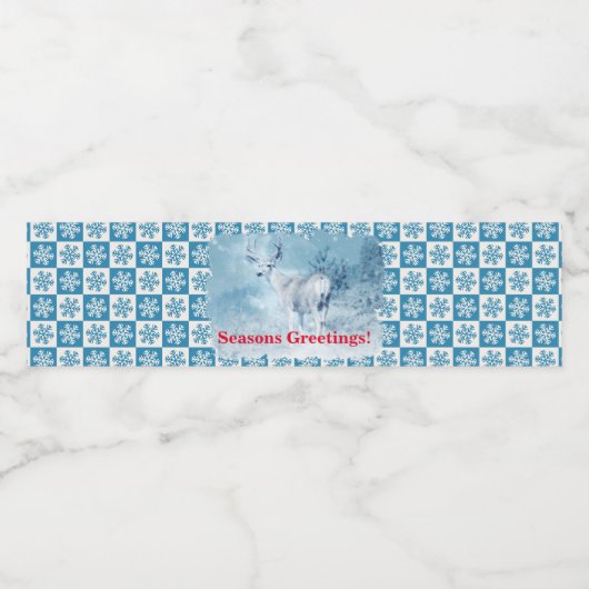 Winter Deer en Pine Trees op Snowflake Pattern Waterfles Etiket (Enkel label)