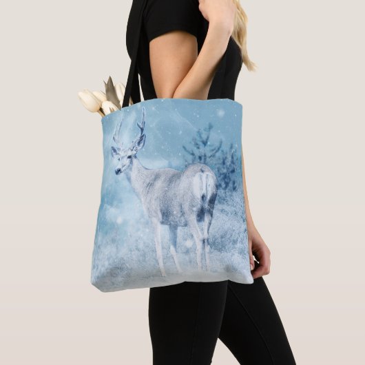 Winter Deer en Pine Trees Tote Bag (Dichtbij)