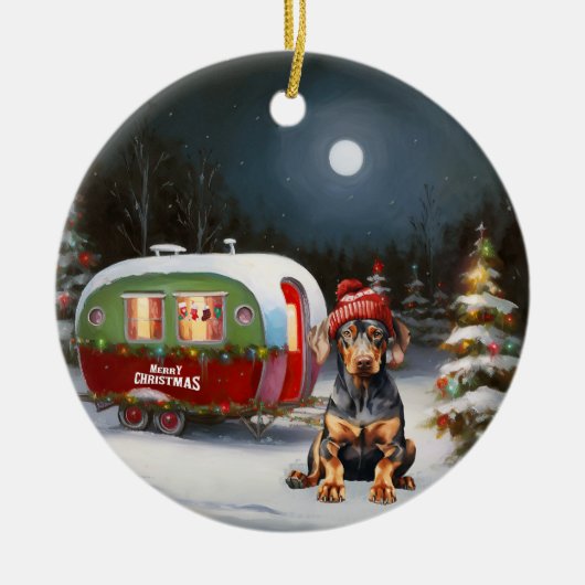 Winter Doberman Caravan Kerstavontuur Keramisch Ornament (Voorkant)