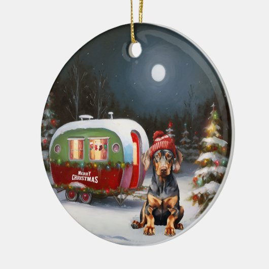 Winter Doberman Caravan Kerstavontuur Keramisch Ornament (Links)