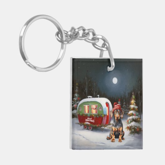 Winter Doberman Caravan Kerstavontuur Sleutelhanger (Voorkant Links)