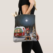 Winter Dobermann Caravan Kerst Avontuur Tote Bag (Dichtbij)