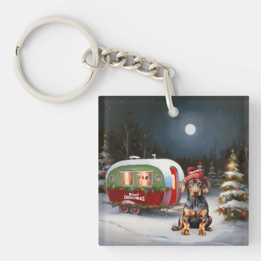 Winter Dobermann Caravan Kerstavontuur  Sleutelhanger (Voorkant)