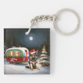 Winter Duitse Herder Caravan Kerstavontuur Sleutelhanger (Achterkant)