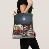 Winter Duitse Herder Caravan Kerstavontuur Tote Bag (Dichtbij)