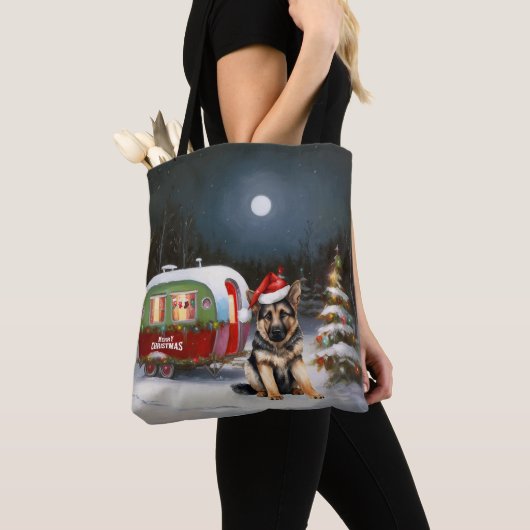 Winter Duitse Herder Caravan Kerstavontuur Tote Bag (Dichtbij)