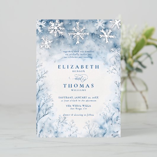 Winter Falling Snow Forest Rustieke Elegante Huwel Folie Uitnodiging (Staand Voorkant)