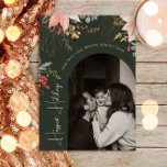 Winter Floral Arch Green Happiest Feestdagen Foto Feestdagenkaart<br><div class="desc">Deze moderne winterse bloemenbooggroene Happy feestdagen-fotovakantiepas heeft een grillig en elegant ontwerp met levendige waterverf-afbeeldingen van rode en roze poinsettia's en delicaat wintergroen. Met chique botanische elementen zoals dennen-, hulst- en winterbessen, voegt het kleurrijke palet van de kaart, inclusief stoffig roos en gouden accenten, een boho-touch toe aan een moderne...</div>