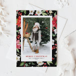 Winter Floral Pattern Black Kerstfoto Feestdagenkaart<br><div class="desc">Vrolijk kerstfeest! Geef uw familie en vrienden warme vakantiegroeten met dit aanpasbare briefkaart voor Kerstmis met foto's. Het bevat een botanisch patroon van rode punsettia, winterbessen, heupen, karbonadeaus en groene accenten. Pas dit waterverf Kerstmis briefkaart aan door uw eigen details toe te voegen. Dit briefkaart met florale kerstmis is verkrijgbaar...</div>