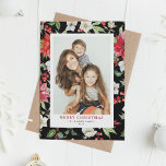 Winter Floral Pattern Black Merry Kerstfoto Feestdagen Kaart<br><div class="desc">Vrolijk kerstfeest! Geef uw familie en vrienden warme vakantie met deze aanpasbare foto-kerstkaart. Het bevat een botanisch patroon van rode punsettia,  winterbessen,  heupen,  karbonadeaus en groene accenten. Pas deze waterverf kerstkaart aan door uw eigen gegevens toe te voegen. Deze kerstkaart is verkrijgbaar in verschillende grote winkels.</div>