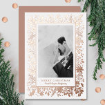 Winter Flowers kerstfoto Folie Feestdagenkaart<br><div class="desc">Een prachtige grens van winterbloemen en groen in echte folie markeert je favoriete foto op deze feestelijke wenskaarten. Vrolijk kerstfeest en je namen op de bodem in je keuze van zilver,  goud of roos gouden echte folie. Selecteer High Definition voor de beste fotokwaliteit.</div>