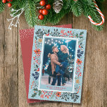 Winter Flowers Snow-kerstfoto Feestdagenkaart<br><div class="desc">Sneeuw en stijlvolle, moderne waterverf winterbloemen - poinsettias, bessen en bladeren om je favoriete familiefoto op deze kerstkaarten. Verander het gezegde, verander de doopvonten, de doopvontkleuren, zelfs de achtergrondkleur! Voeg meer foto's of meer details op de rug met de KLANT verdere verbinding toe. Selecteer Steen voor zwaarste papieren. Punten in...</div>