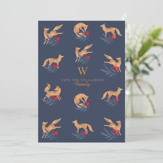 Winter Forest Foxes & Festive Foliage Monogram Feestdagenkaart (Staand voorkant)