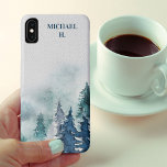 Winter Forest Moody Waterverf gepersonaliseerd Case-Mate iPhone Case<br><div class="desc">Gepersonaliseerde telefoonhoes met humeurige waterverf winterbosscène. De sjabloon is ingesteld voor u om jouw naam toe te voegen in stijlvolle, hoofdletters typografie. Ontworpen om te passen iphone XS Max, maar zal passen bij vele andere modellen. Als u een ander model kiest, zorg er dan voor dat het ontwerp er nog...</div>