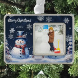 Winter Forest Sneeuwman Foto Verzilverd Omlijst Ornament<br><div class="desc">Versier uw boom dit vakantieseizoen met een Winter Forest Snowman Christmas Photo Holiday Framed Ornament. Ornament design heeft een schattige sneeuwman in een hoge hoed in sjaal staan in een winterbos scène met vallende sneeuw. Extra cadeau- en vakantieartikelen zijn ook beschikbaar met dit ontwerp.</div>