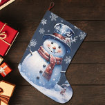Winter Forest Sneeuwman Grote Kerstsok<br><div class="desc">Voeg een feestelijk tintje toe aan uw schoorsteenmantel dit vakantieseizoen met een Winter Forest Snowman Christmas Stocking. Stocking design beschikt over een schattige sneeuwman in een charmante hoge hoed en sjaal staande in een winterbos scène met vallende sneeuw met een ruimte die u kunt toevoegen jouw naam voor personalisatie. Extra...</div>