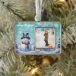 Winter Forest Snowman Foto | Blauwgroen Verzilverd Omlijst Ornament<br><div class="desc">Versier uw boom dit vakantieseizoen met een Blauwgroen Winter Forest Snowman Christmas Photo Holiday Framed Ornament. Ornament design beschikt over een schattige sneeuwman in een hoge hoed in sjaal staande in een winterbos scène met vallende sneeuw. Extra cadeau- en vakantieartikelen zijn ook beschikbaar met dit ontwerp.</div>
