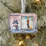 Winter Forest Snowman Foto | Roze Verzilverd Omlijst Ornament<br><div class="desc">Versier uw boom dit vakantieseizoen met een Pink Winter Forest Snowman Christmas Photo Holiday Framed Ornament. Ornament design beschikt over een schattige sneeuwman in een hoge hoed in sjaal staande in een winterbos scène met vallende sneeuw. Extra cadeau- en vakantieartikelen zijn ook beschikbaar met dit ontwerp.</div>