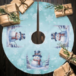 Winter Forest Snowman Kerstmis | Blauwgroen Kerstboom Rok<br><div class="desc">Voeg dit vakantieseizoen een stijlvol tintje toe aan uw kerstboom met een Blauwgroen Winter Forest Snowman Christmas Holiday Tree Rok. Boomrok ontwerp is voorzien van een schattige sneeuwman in een charmante hoge hoed en sjaal staan in een winter bos scène met vallende sneeuw. Extra cadeau- en vakantieartikelen zijn ook beschikbaar...</div>