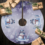 Winter Forest Snowman Kerstmis | Paars Kerstboom Rok<br><div class="desc">Voeg dit vakantieseizoen een elegante toets toe aan uw kerstboom met een Paarse Winter Forest Snowman Christmas Holiday Tree Rok. Boomrok ontwerp is voorzien van een schattige sneeuwman in een charmante hoge hoed en sjaal staan in een winter bos scène met vallende sneeuw. Extra cadeau- en vakantieartikelen zijn ook beschikbaar...</div>
