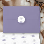 Winter Forest Wedding Simple Monogram Waterverf Ronde Sticker<br><div class="desc">Stickers voor de winterbruiloft met monogram en schilderachtig waterverf in de schaduw van lavendel. De sneeuwscène kenmerkt een romantisch bergboslandschap met pijnbomen. U kunt de bruid en de bruidegom initialen toevoegen en,  als u van overeenkomstige producten zou willen,  gelieve mijn collectie van het Bosbos van de Winter te doorbladeren.</div>