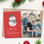 Winter Friends | Snowman Holiday-fotokaart Feestdagenkaart<br><div class="desc">Deel de vakantiegeest door dierbaren onze wintervriendenkaart te sturen. Op de schattige feestelijke fotokaart is een sneeuwpop met een bovenste hoed en sjaal afgebeeld met "Vrolijk kerstfeest", die hieronder in een modern kalligrafiescript tegen een rode achtergrond wordt getoond. Pas de vakantiekaart aan door jouw naam en favoriete foto toe te...</div>