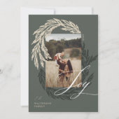 Winter Garland krans Joy Script Foto & Monogram Feestdagenkaart (Voorkant)
