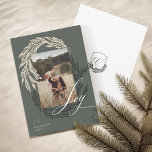 Winter Garland krans Joy Script Foto & Monogram Feestdagenkaart<br><div class="desc">Omarm de vreugde van het vakantieseizoen met onze winterslinger kerstvakantie kaart. Onze gepersonaliseerde kaarten zijn voorzien van onze handgetekende winterkrans ontwerp met uw foto, familiehandtekening en monogram in een feestelijke en elegante kuif op de achterkant van de kaart. Verspreid de liefde en juich deze winter met deze prachtige kaarten. Ontwerp...</div>