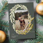 Winter Garland krans Joy Script Foto & Monogram Folie Feestdagenkaart<br><div class="desc">Omarm de vreugde van het vakantieseizoen met onze winterslinger kerst folie vakantie kaart. Onze gepersonaliseerde kaarten zijn voorzien van onze handgetekende winterkrans ontwerp met uw foto, familiehandtekening en monogram in een feestelijke en elegante kuif op de achterkant van de kaart. Verspreid de liefde en juich deze winter met deze prachtige...</div>