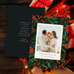 Winter gebladerte Holly bessen Vrolijk Kerstfeest  Folie Feestdagenkaart<br><div class="desc">Verhoog uw vakantiegroeten met onze Folie Photo Christmas Kaart. De achtergrond, gesierd door wintergroen en holbeien, straalt elegantie uit. Een witte overlay met een verfijnde gouden rand voegt een vleugje weelde toe. Personaliseer het met uw familiefoto en oprechte vakantiewensen, prachtig geschreven. Spiegelen om een donkergroen canvas te onthullen voor uw...</div>