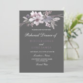 Winter Gray Paars Floral Wedding Rehearsal Kaart (Staand voorkant)