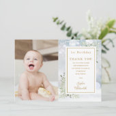 Winter Greenery 1st Birthday Foto Bedankkaart (Staand voorkant)